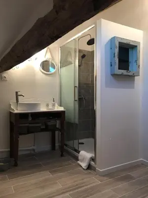 Salle de bains dans l'établissement Gîte de charme Les Trois Chênes