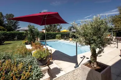 Piscine de l'établissement La perle rouge A Panazol ou située à proximité