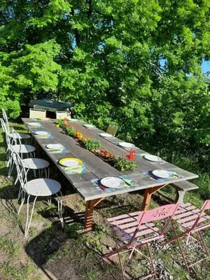 Jardin de l'établissement Les coteaux de Planèze, chambre pour 2, 3 ou famille nombreuse 2 adultes 5 enfants et jeunes
