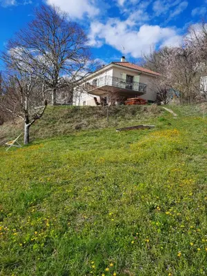 Jardin de l'établissement Les coteaux de Planèze, chambre pour 2, 3 ou famille nombreuse 2 adultes 5 enfants et jeunes