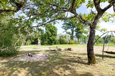 Jardin de l'établissement Gîte Jean Montet, piscine chauffée partagée, Wifi, salle de jeux, animaux de la ferme
